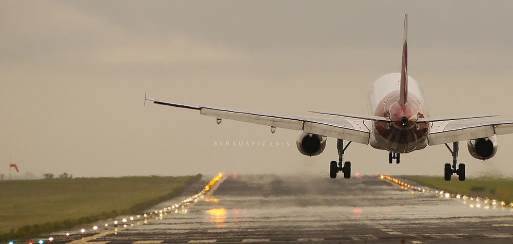 旅客機タッチダウン